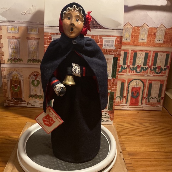 Byers’ Choice Ltd. Woman Bell Ringer With Kettle. - Picture 3 of 17